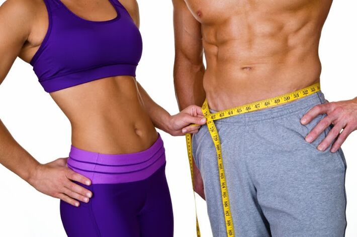 Un homme et une femme qui ont perdu du poids au niveau du ventre.